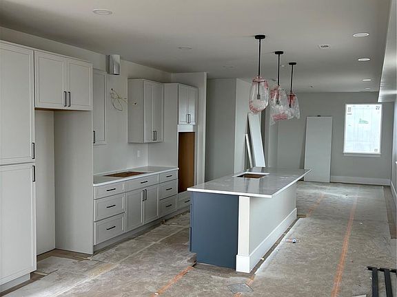 3rd image of 556 Lombardi Circle