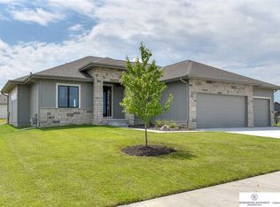 10507 Superior Dr, Papillion, NE 68046