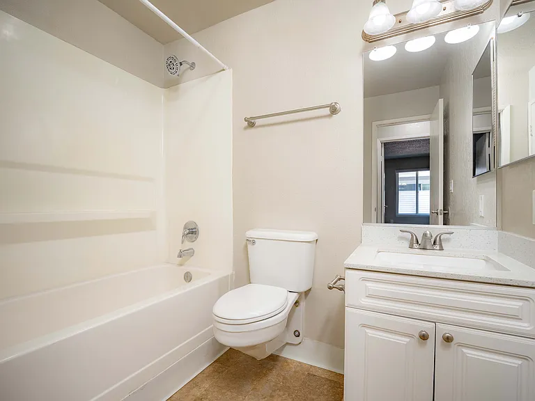 Breakwater 1 Bed Bathroom Breakwater 1 Bed Bathroom