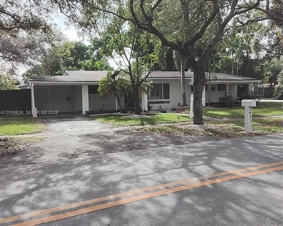1st image of 911 W Country Club Cir