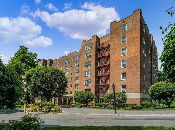 290 Collins Ave #2C, Fleetwood, NY 10552