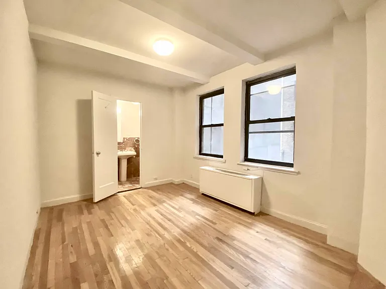 328 E 43rd St #505 — Photo 2