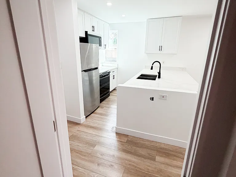 Encino Country Club Apartments — Photo 41