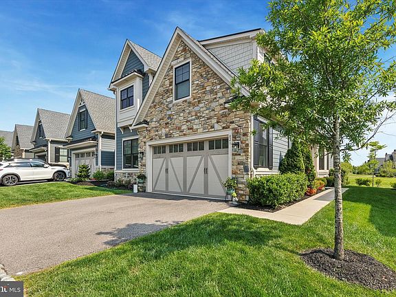 2nd image of 821 Greenwich Dr