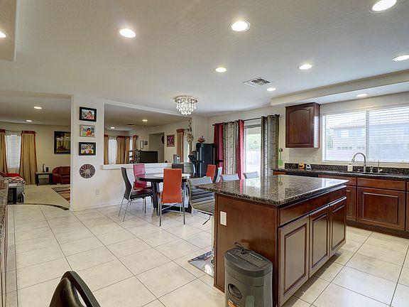 3rd image of 1633 E Crescent Way