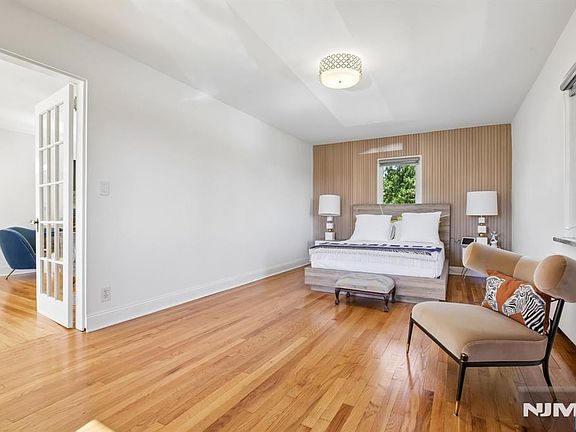 4th image of 272 Standish Avenue