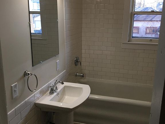 3rd image of 318 Woodward Ave APT 2