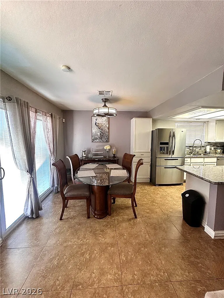 3 bed, 2.0 bath, 1472 sqft, $4,500 — Photo 4