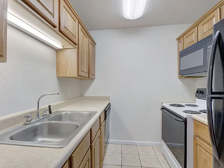 Lakeview Apartments — Photo 1
