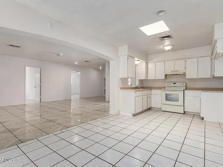 5930 W Whitton Ave — Photo 6
