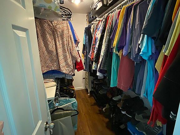 Mstr Bedroom Walk-in Closet