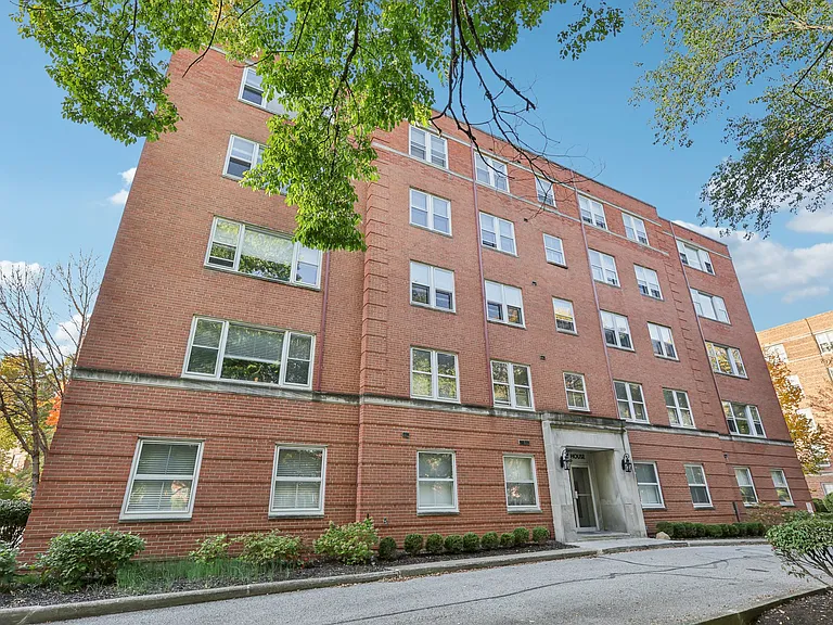 Embassy House Apartments — Photo 2