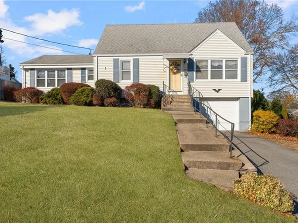 77 Westfield Dr, Cranston, RI 02920