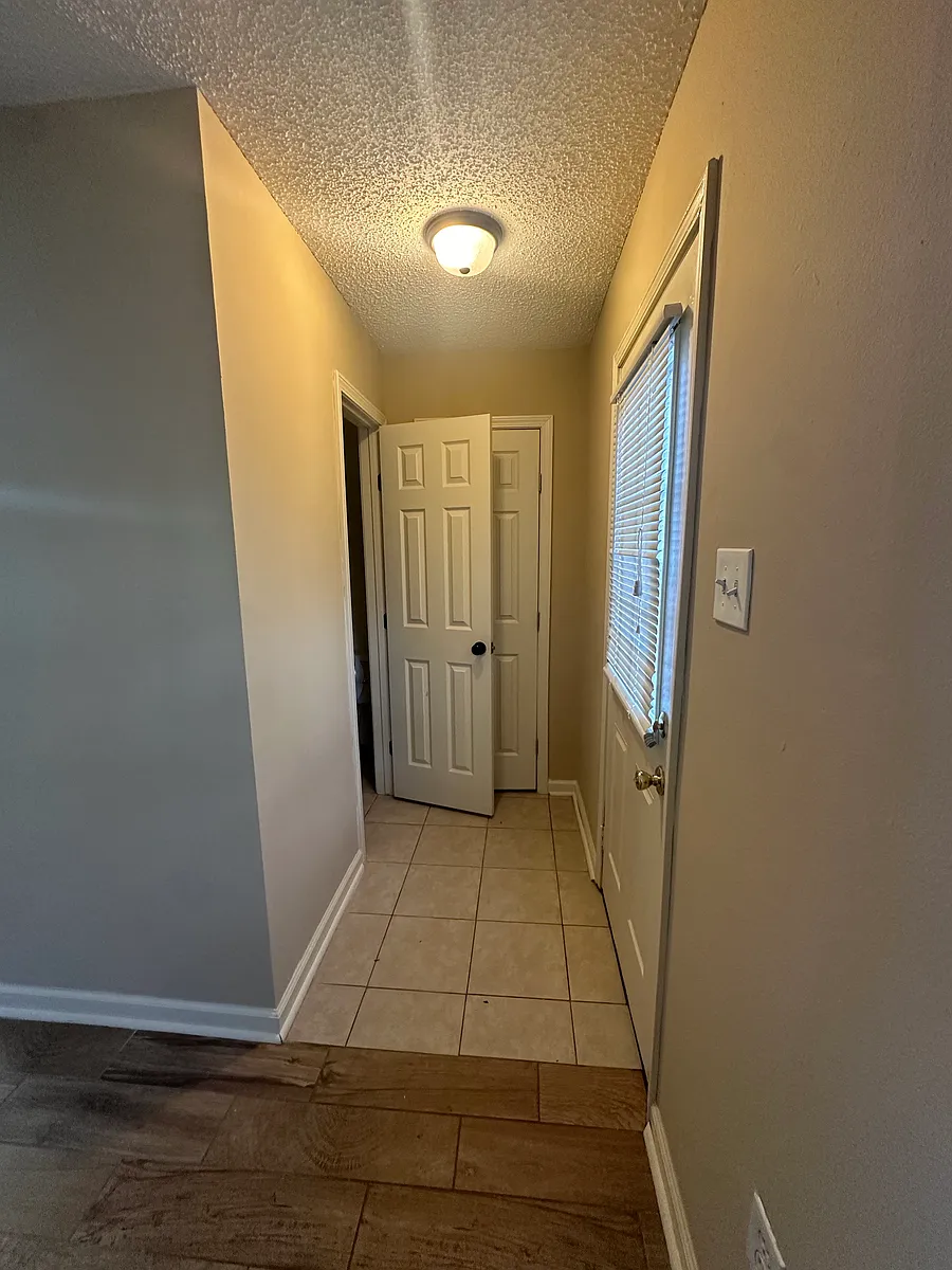 Building Photo - 14020 Tiger Bend Rd #4