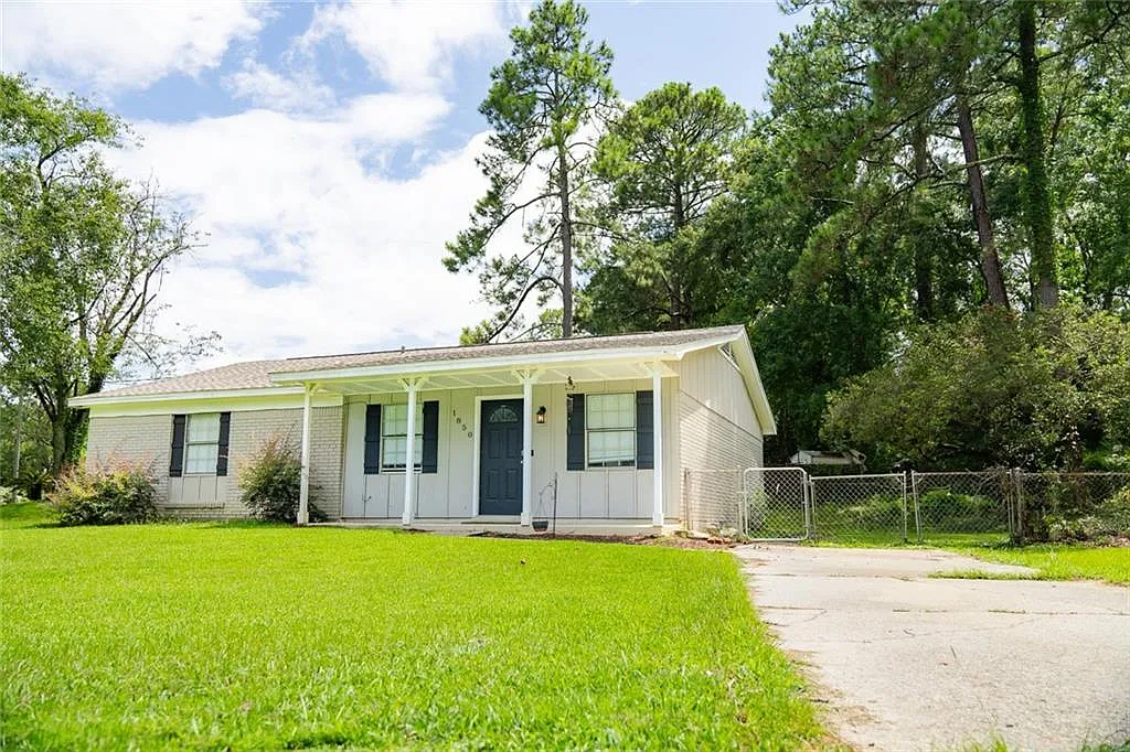 4 bed, 2.0 bath, 1374 sqft, $1,850 — Photo 2