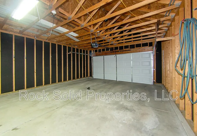 407 E 5th St — Photo 33