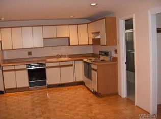7 Linda Ct, Oyster Bay, NY 11771