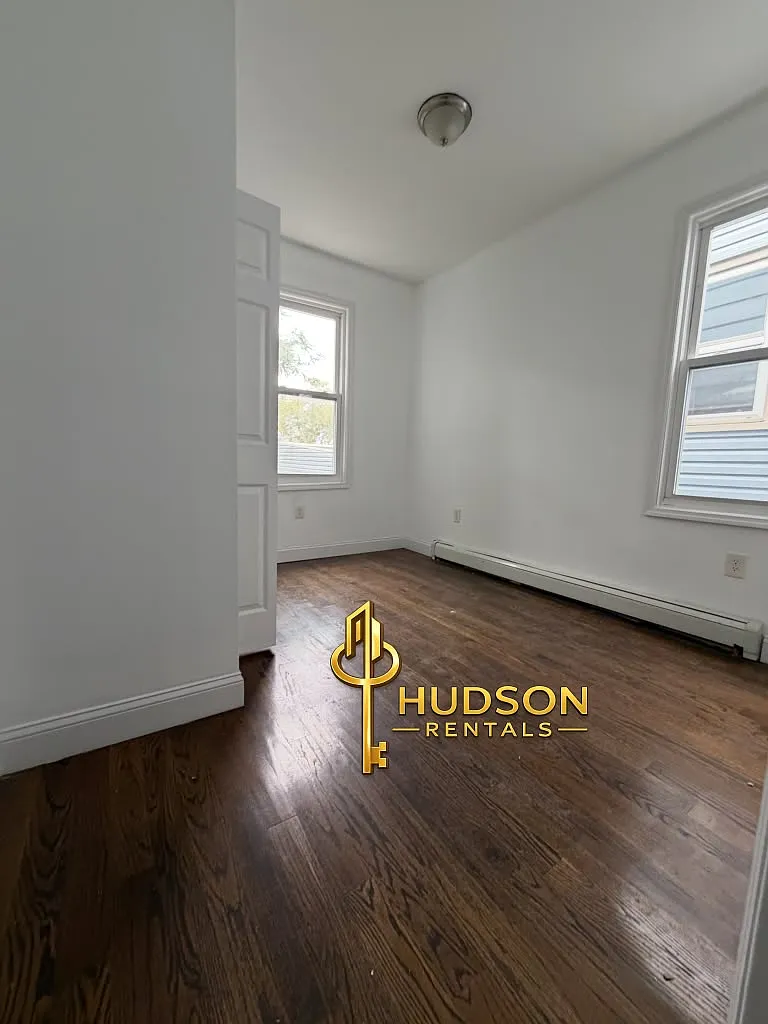3 bed, 1000 sqft, $2,300 — Photo 2
