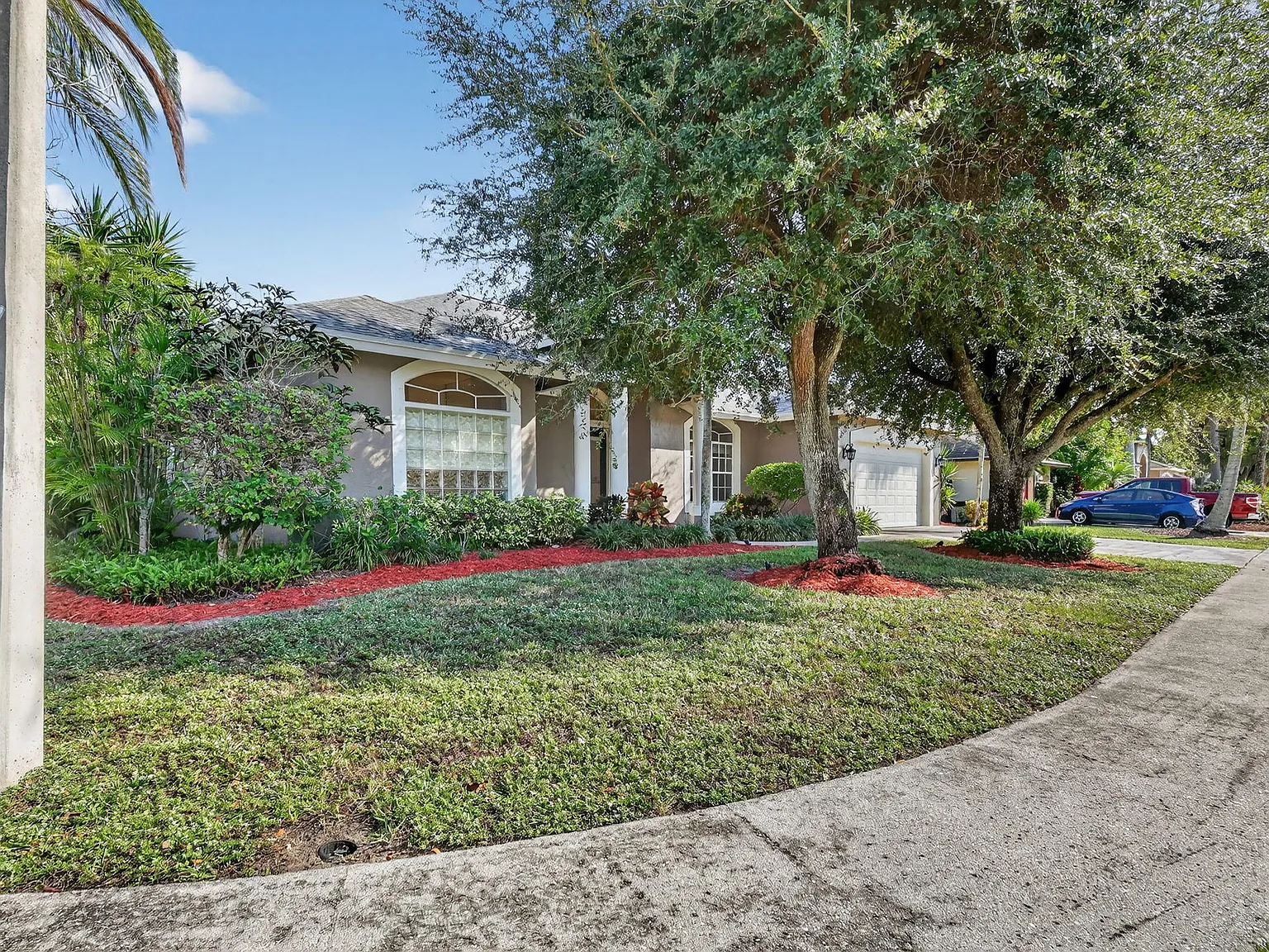 4 bed, 3.0 bath, 2500 sqft, $8,500 — Photo 2