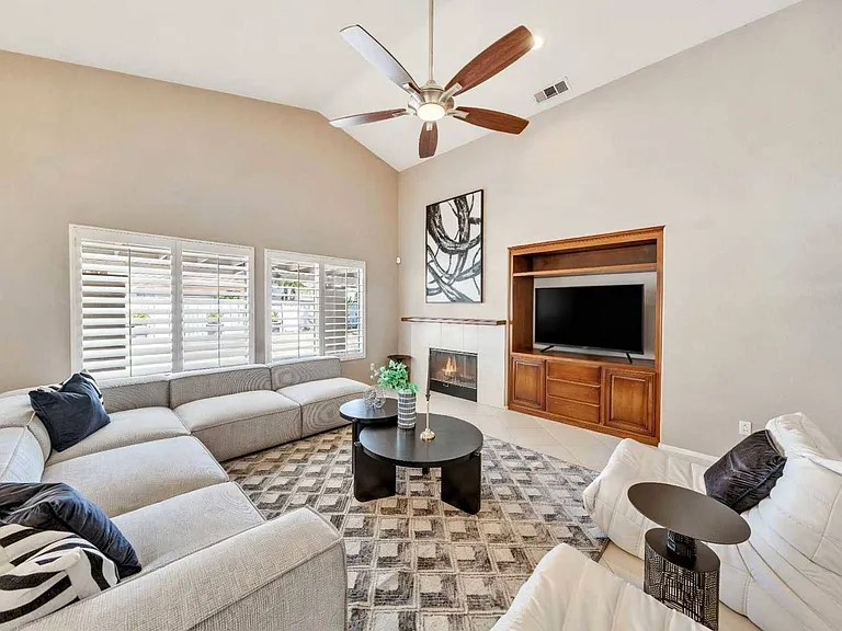 421 Minaret St — Photo 9