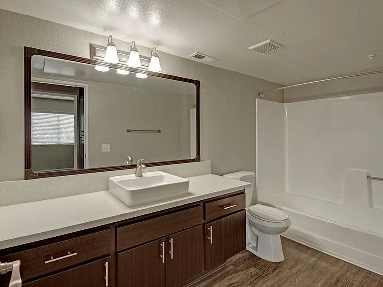 Del Flora Apartments — Photo 13