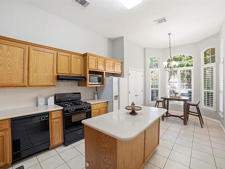 409 E Austin Ave — Photo 12