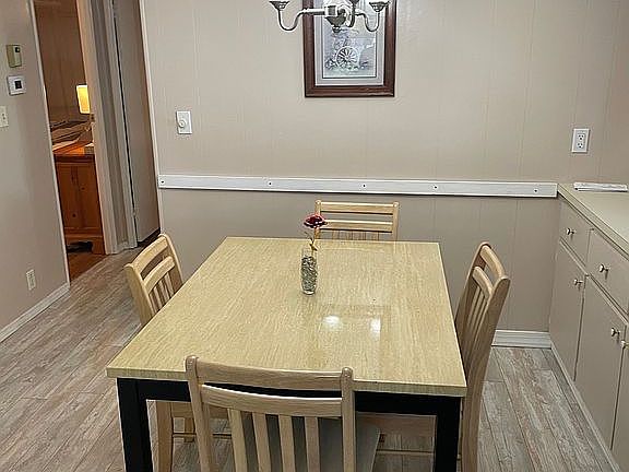 Kitchen Eating Area