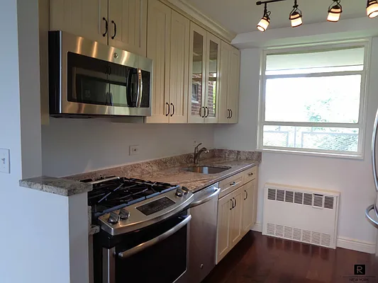 Sold by R New York | media 28