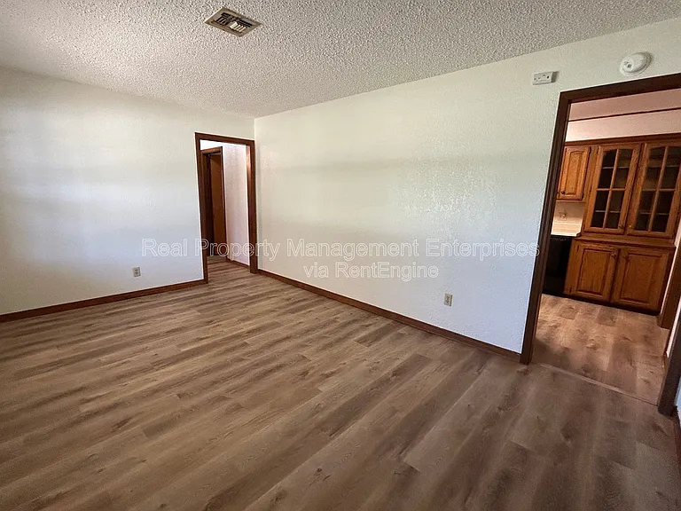 204 Wolf Ln — Photo 21
