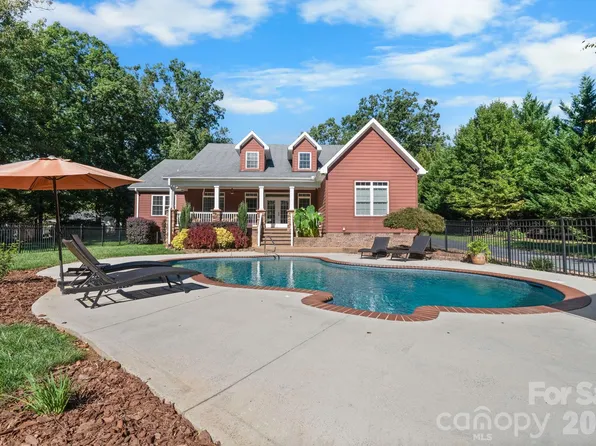 2139 Zion Church Rd, Hickory, NC 28602