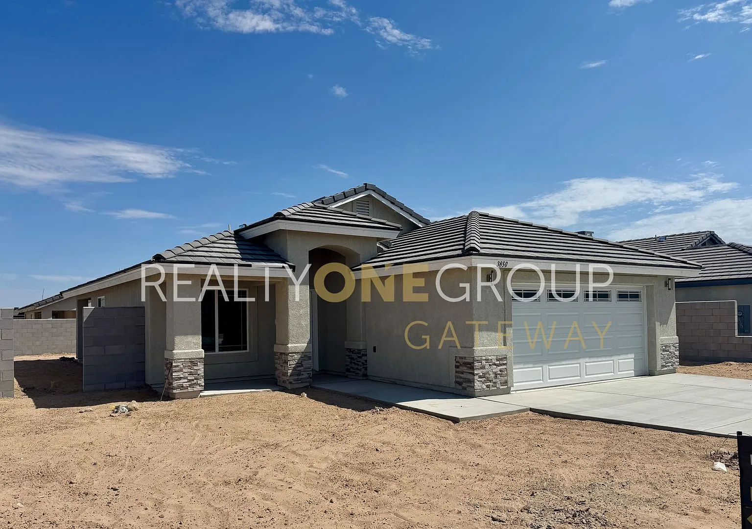 Brand New 3 bedroom home with 2 car garage in San Luis AZ. - Casa Nueva con Bardas — Photo 1