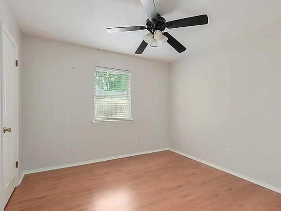 3rd image of 4220 Woodcrest Dr