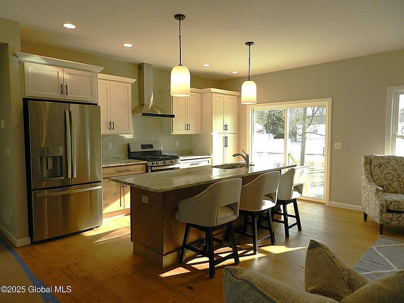 3rd image of 18 Sandy Boulevard