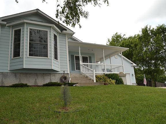 2nd image of 1103 Manor Dr