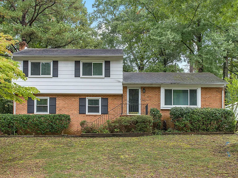 2115 Cedarhurst Dr — Photo 2