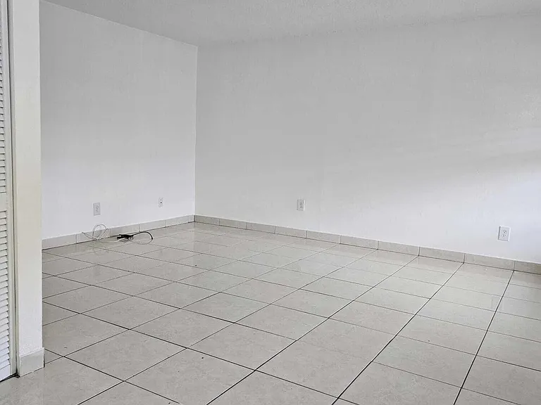 1201 SW 52nd Ave #202-2 — Photo 6