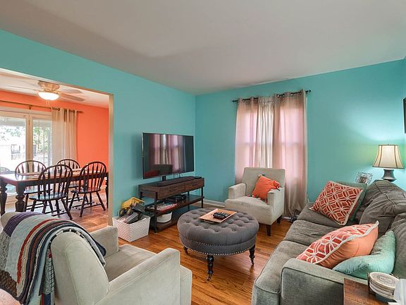 3rd image of 1215 Castlewood Pl