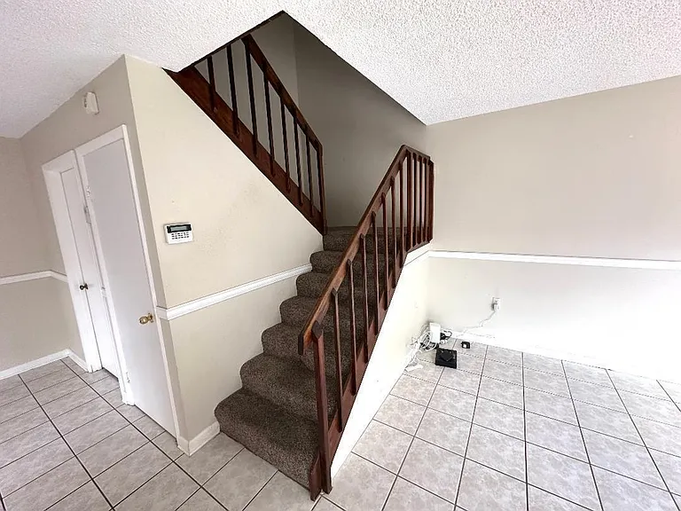 1006 10th Ln — Photo 3