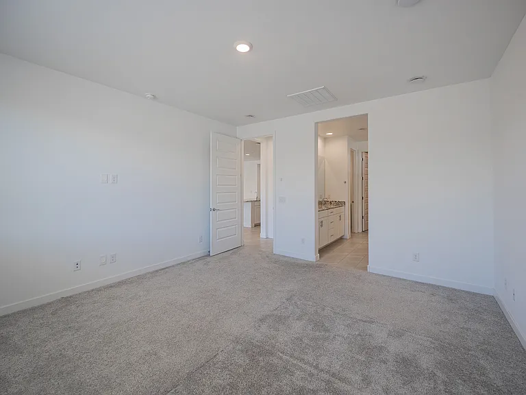 4607 S 111th Dr — Photo 12