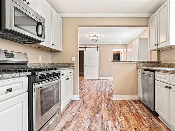 5th image of 3327 Mistletoe St
