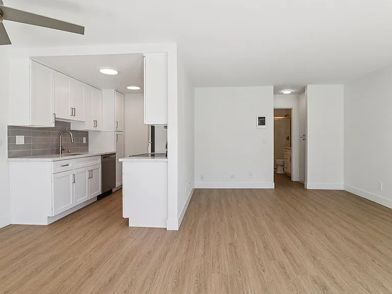 Modern University Crest Apartments 1 Month Free — Photo 14