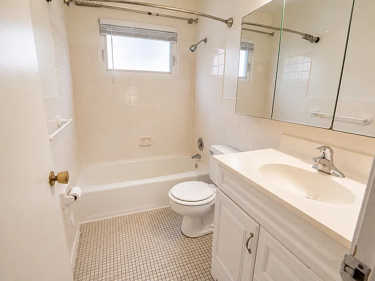 Highland Court Apartments — Photo 8