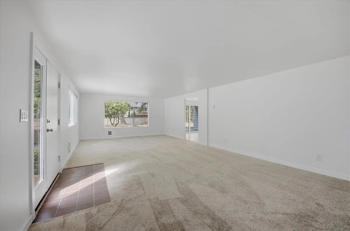 3 bed, 2100 sqft, $3,695 — Photo 4