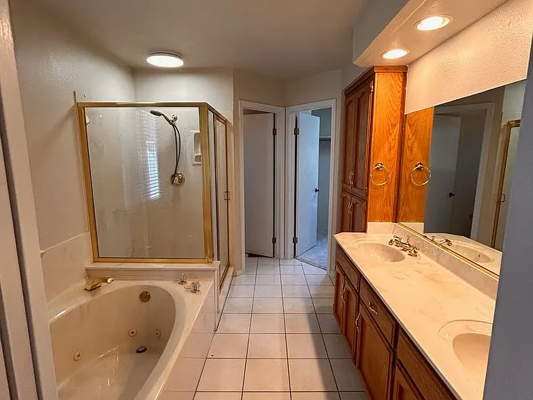 4033 W Douglas Ave — Photo 24