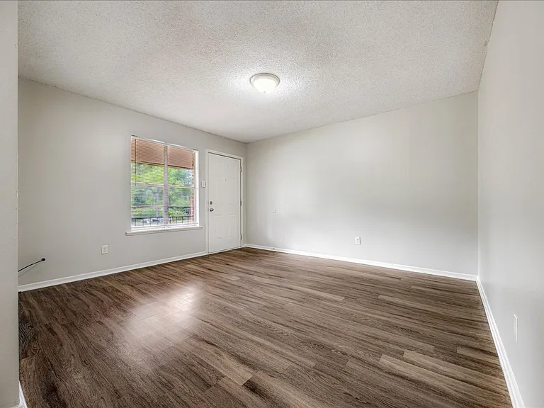Holmes Pointe Apartments — Photo 5