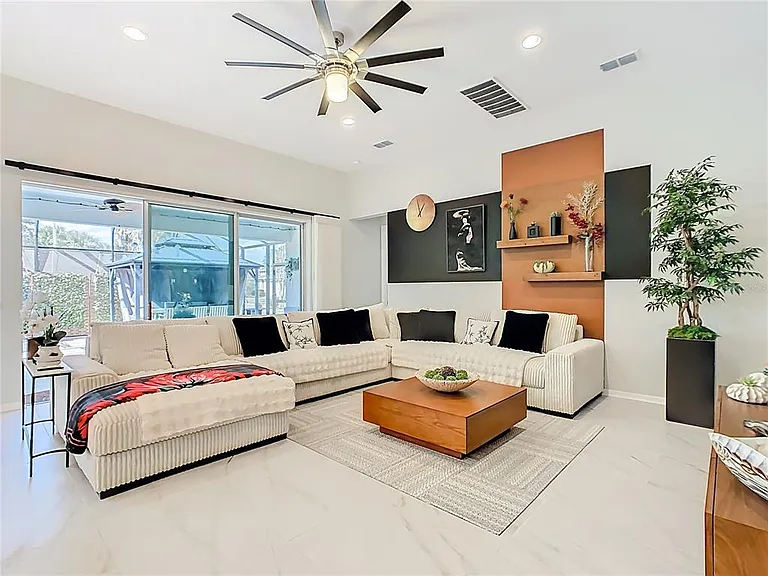 790 Carmel Ln — Photo 3