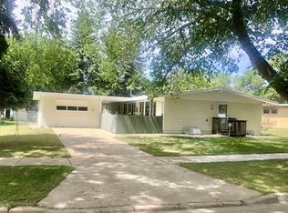 104 26th St SW, Minot, ND 58701