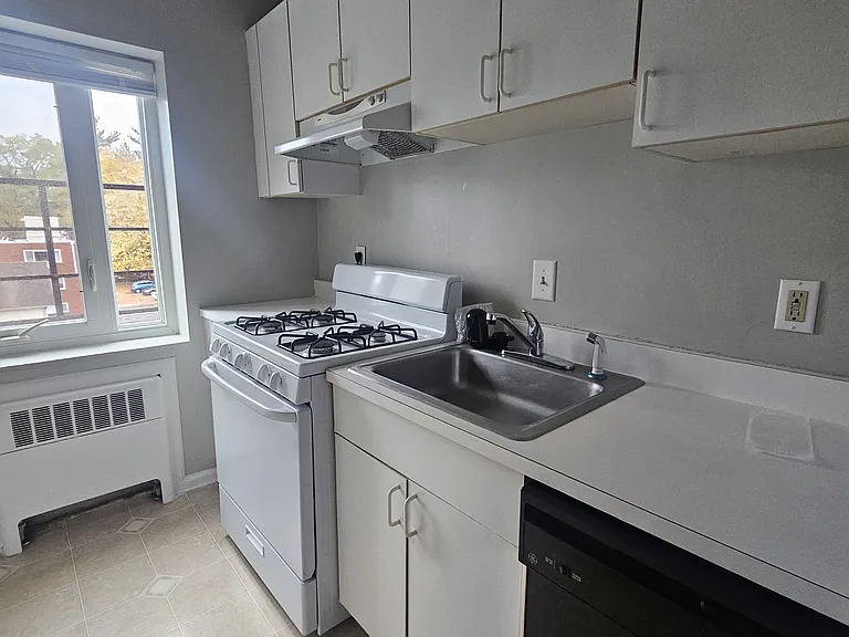 572 Whitney Ave #3E — Photo 1