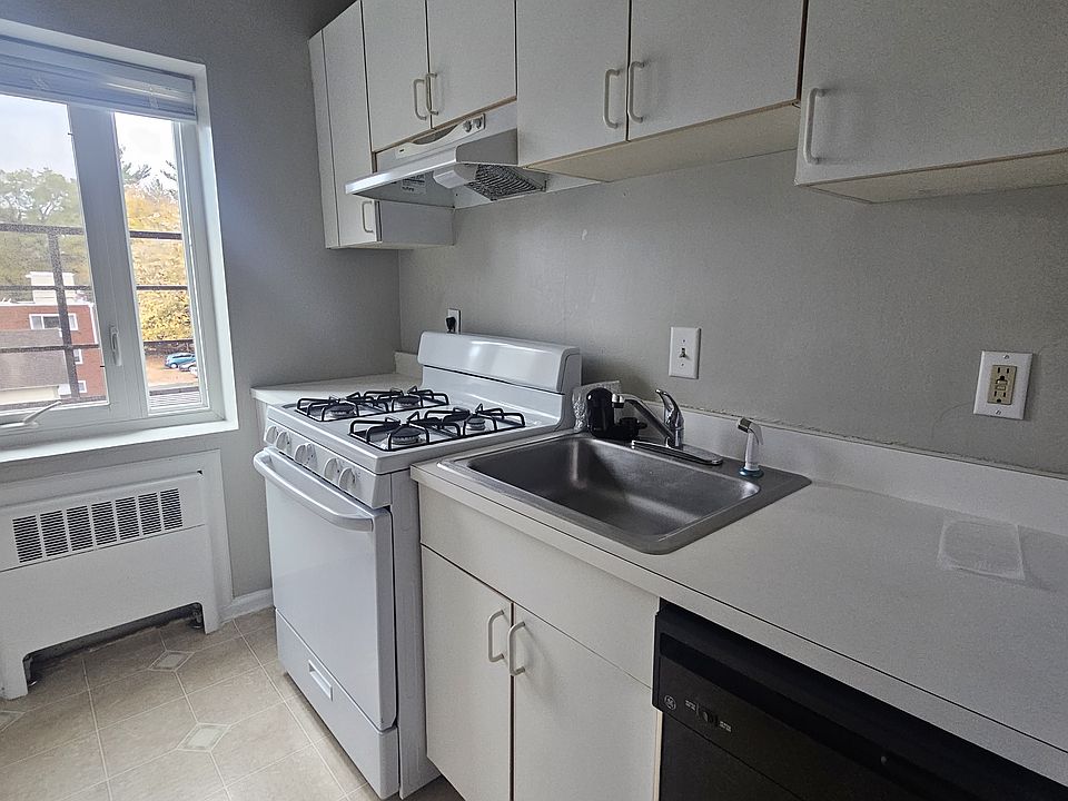 1st image of 572 Whitney Ave #E3