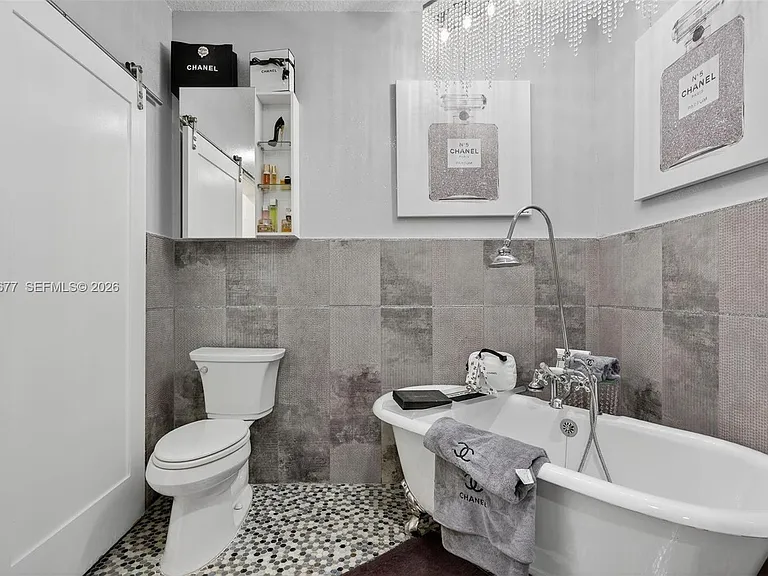 317 S Riverside Dr — Photo 12